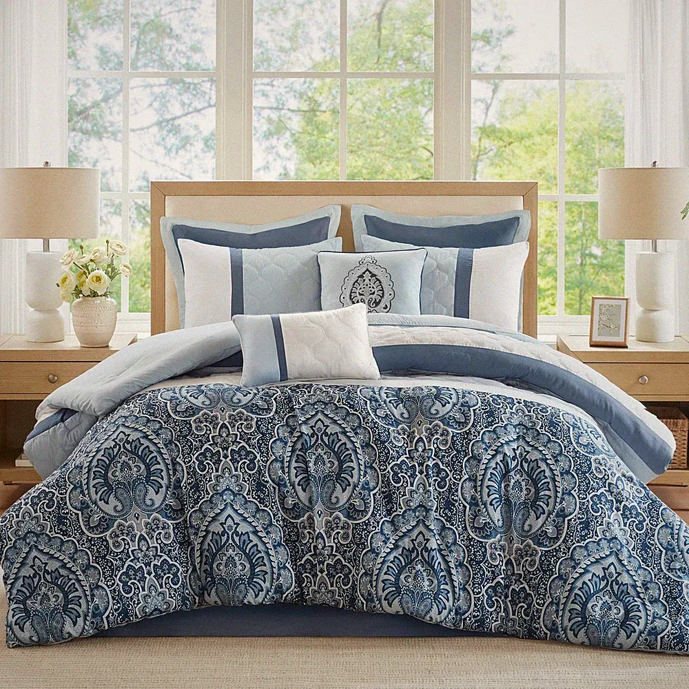 Damask bedding set with shams