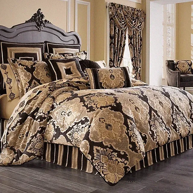 Bradshaw Black 4-Piece Comforter Set Damask By J Queen